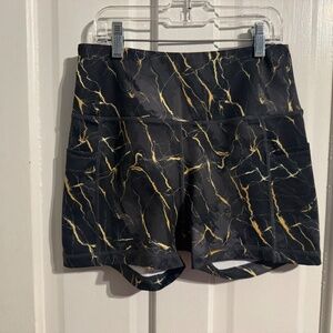 ONYDAILI Black and Gold Yoga Shorts Size: Small